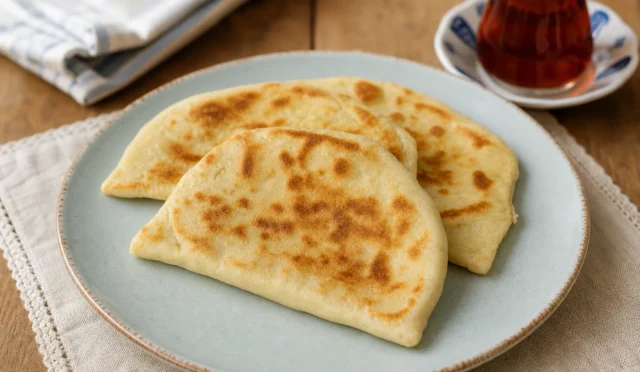 peynirli ve maydanozlu tava pidesi dilimleri