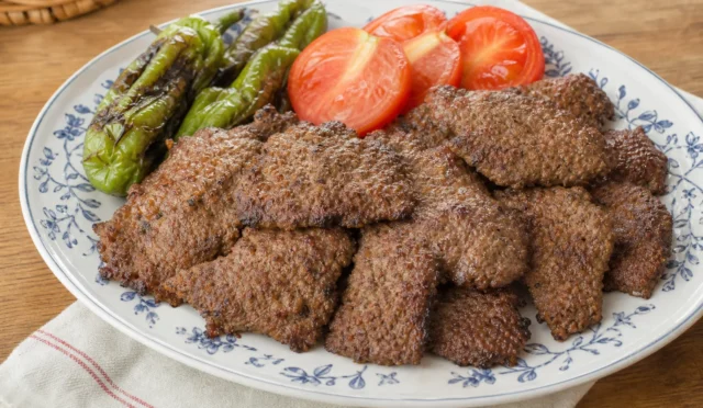 tavada pişirilmiş ince dilim et döner tabağı