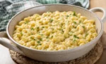 Tencerede kremamsı peynir sosuyla hazırlanan sıcak mac and cheese