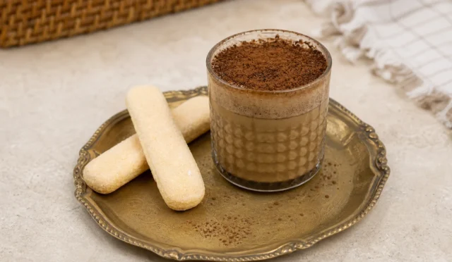 Kremalı ve toz kakao serpilmiş Tiramisu Türk Kahvesi bardağı