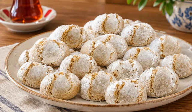 Pudra şekeri kaplı cevizli çimdik kurabiyeler
