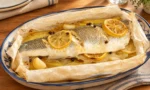 Limon ve sebzelerle kağıtta pişmiş levrek