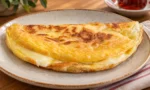 Eriyen kaşarlı patates omlet dilimi