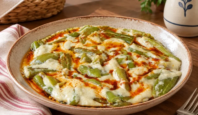 Sütlü soslu ve tereyağlı kırmızı biberli yeşil biber kavurması